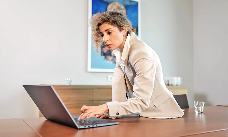 businesswoman-looking-at-laptop